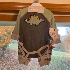 NWT Baby Boy size 3 month 4 Piece Set onesie, pants, hat, sock set